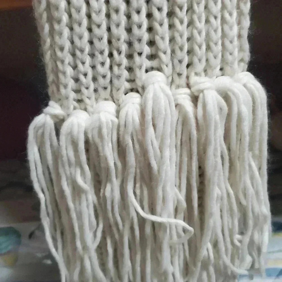 Long scarf with many tassels - Picture 3 of 7